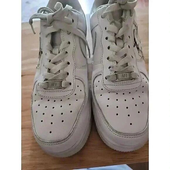 Rare Nike Air Force 1 Chick-fil-A Sneakers Womens 7 White Triple Leather Cool - Picture 3 of 9